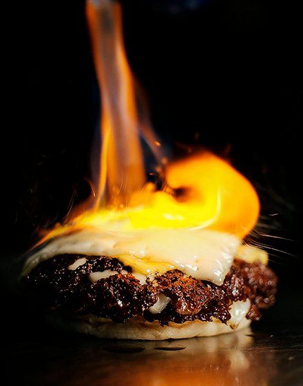 Foto de um hamburguer na brasa